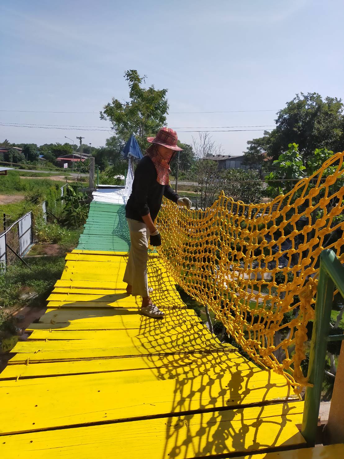 ตาข่ายราวสะพานไม้ ถักสลับสี เขียว เหลือง ขาว