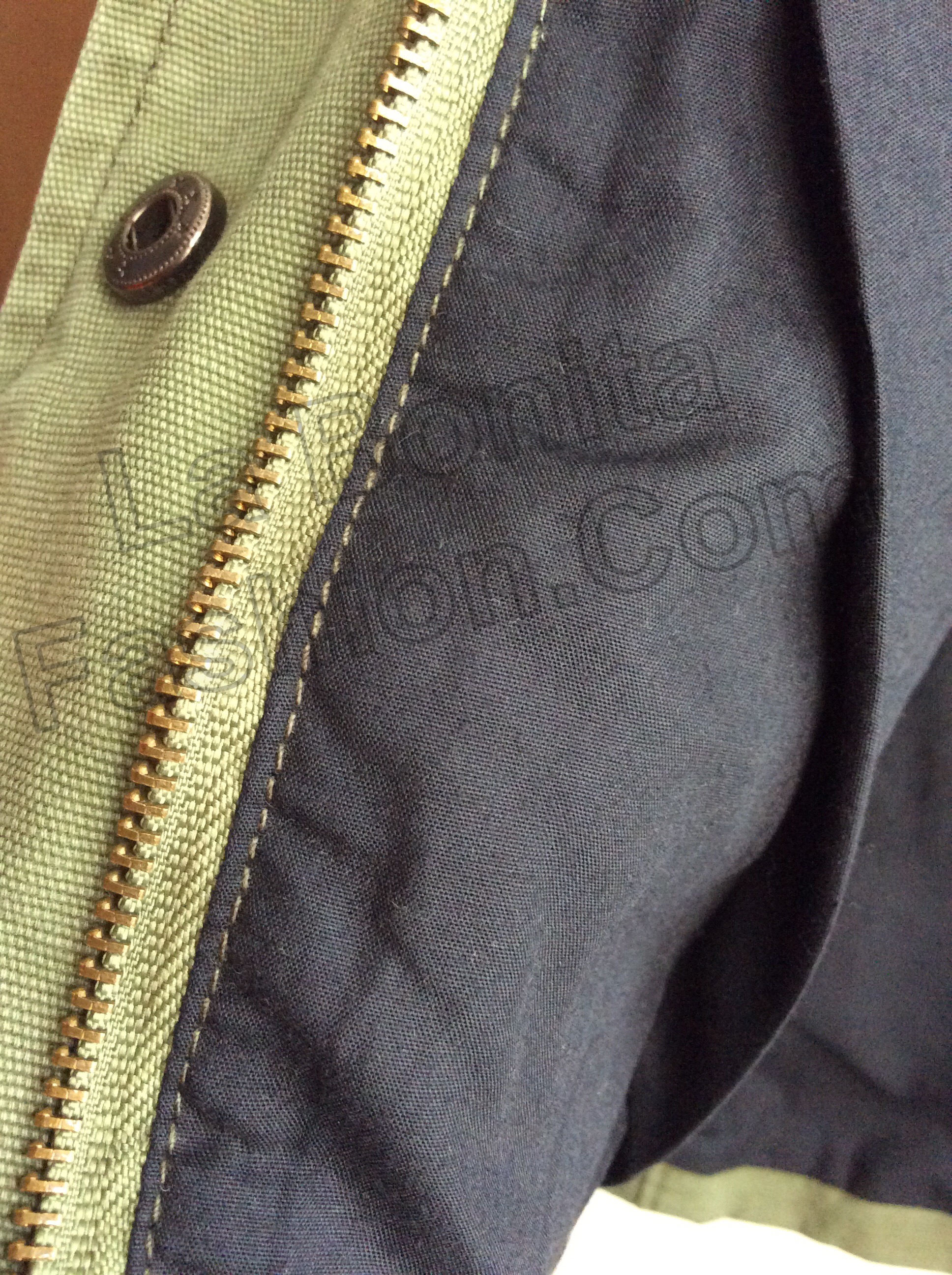 เสื้อกั๊กสีเขียวทหาร แต่งหมุดทองเท่ๆ