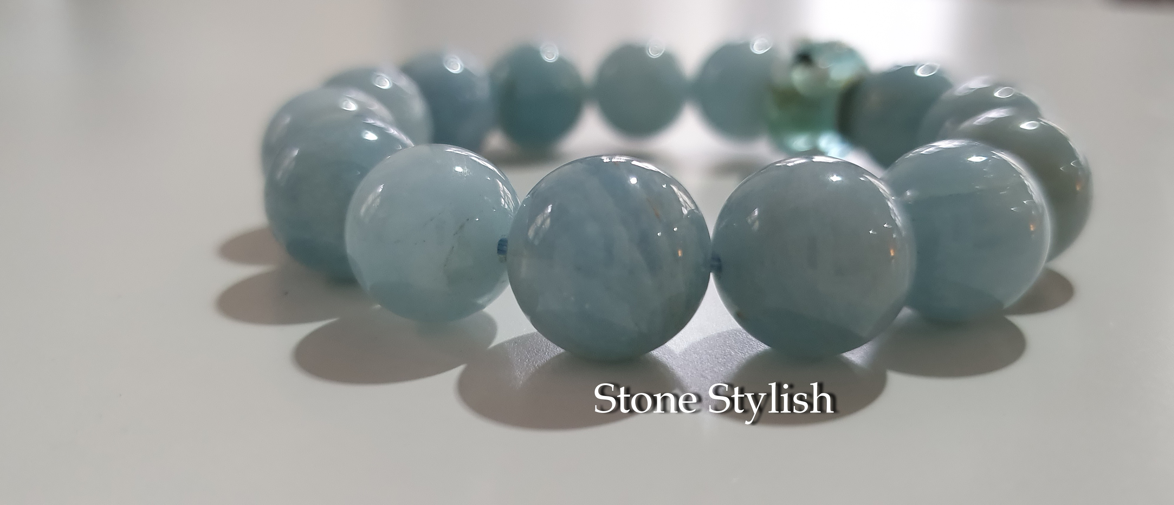 สร้อยข้อมือ อความารีน (Aquamarine) เกรด AAA ขนาด 10 มิล แต่งหัวลูกปัดดอกไม้สีฟ้า