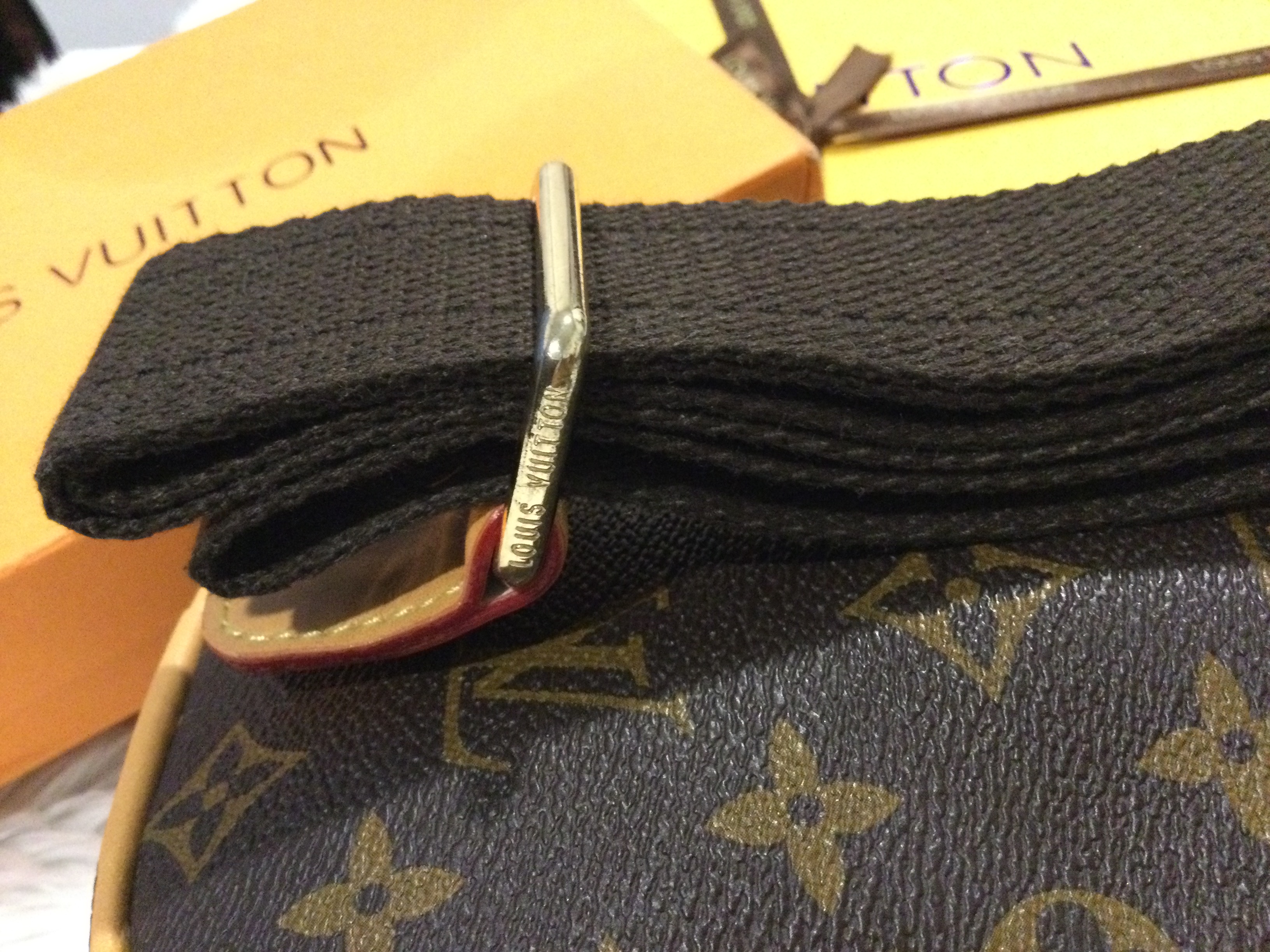 กระเป๋าคาดอก กระเป๋าลายหลุยส์