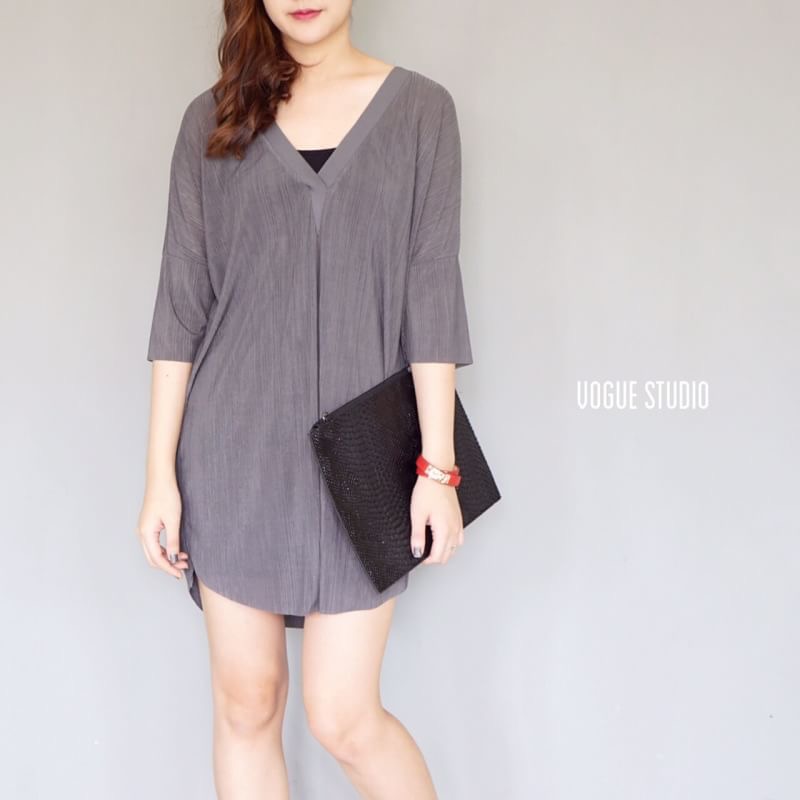 เดรสอัดพลีทถี่ คอวี ทรงไหล่ตก หน้าสั้นหลังยาว ใช้ผ้าอัดพลีทอย่างดี เนื้อนิ่ม ใส่สบาย มาพร้อมเสื้อซับในแยกชิ้น ทรงสวย ดูแพง ชุดเดียวอยู่คะ