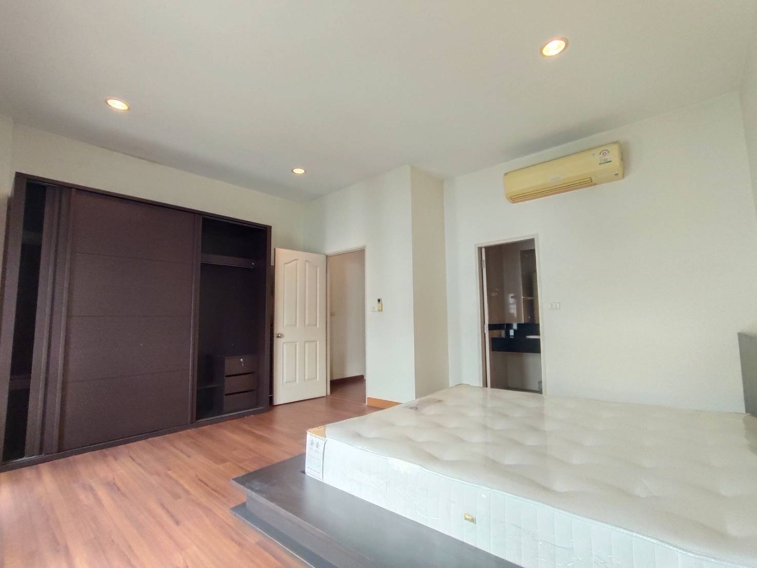 ทาวน์โฮม 3 ชั้น บ้านกลางเมืองสวิสทาวน์ ซ.ประเสริฐมนูกิจ 25 ถ.เกษตร-นวมินทร์ ลาดพร้าว บ้านอยู่หน้าคลับเฮ้าส์ ทำเลดี บ้านสวย พร้อมอยู่ Baan Klang Muang Swiss Town