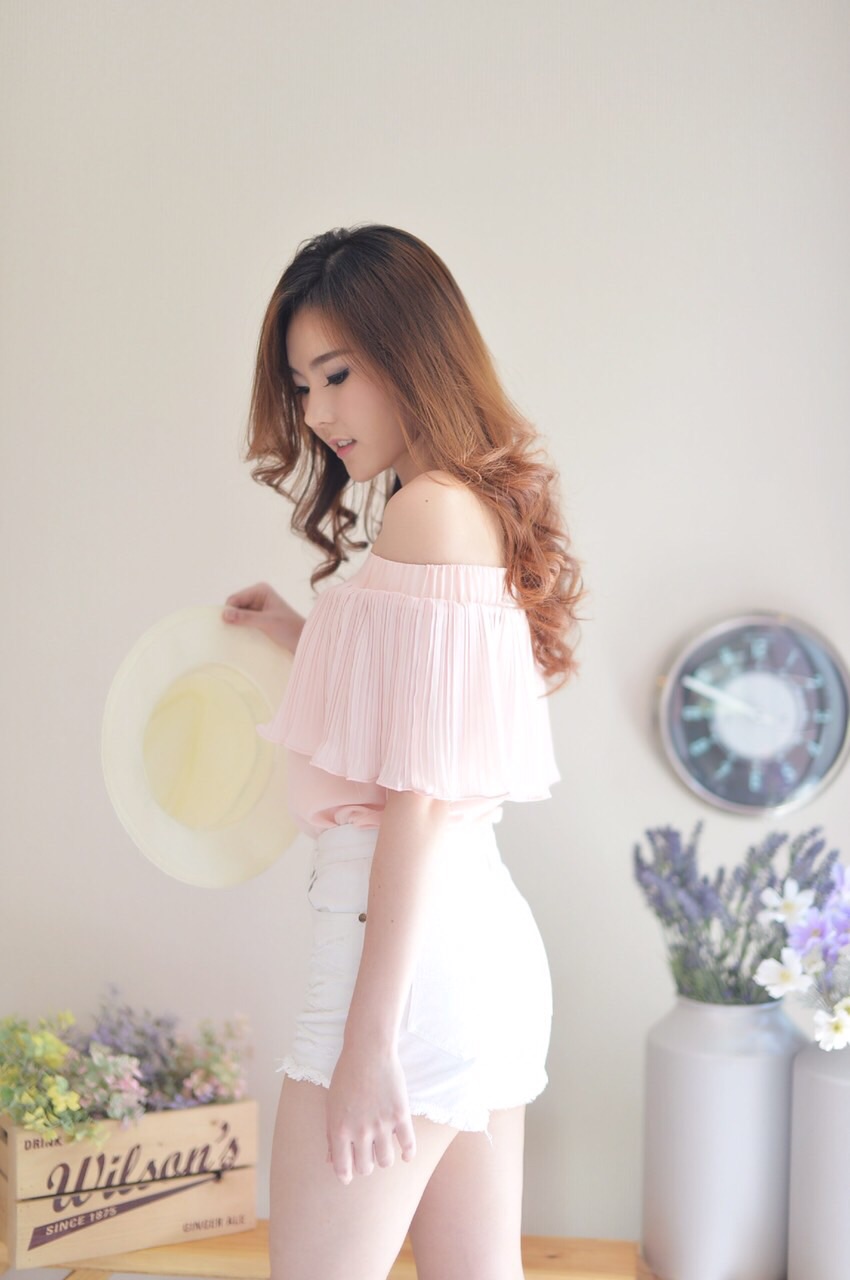 New Collection ผ้าเนื้อทรายหนานุ่ม ทรงปาดไหล่ ใส่ยางยืดขอบใหญ่ ระบายอัดพรีทสวยหรูมากค่ะ แบบCPS ชนชอปจ้า