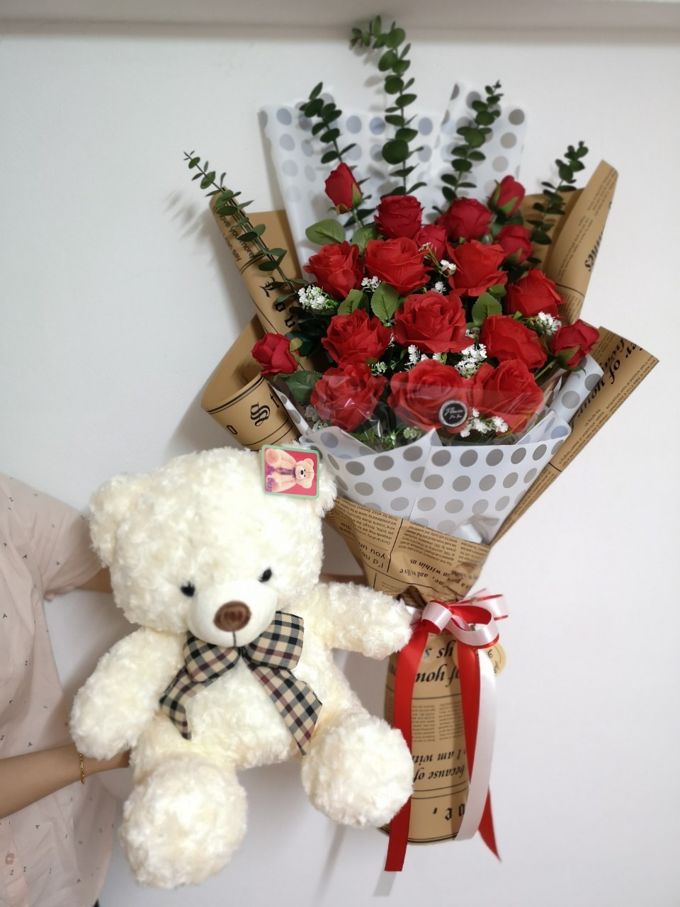 ช่อดอกกุหลาบแดง ทรงสูง (ดอกไม้ประดิษฐ์)