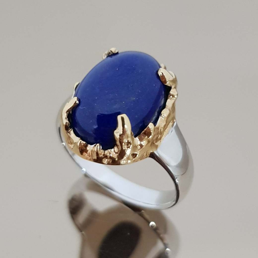 แหวนลาพิสลาซูลี เตยมีดีไซส์ชุบสีทองสร้างความโดดเด่นให้ลาพิส เงินแท้ 925 ขนาด รูปไข่ 14x10 มม 925 & 14K Gold Plated on Prong Sterling SIlver Lapis Lazuli Oval 14x10 mm Unisex Ring