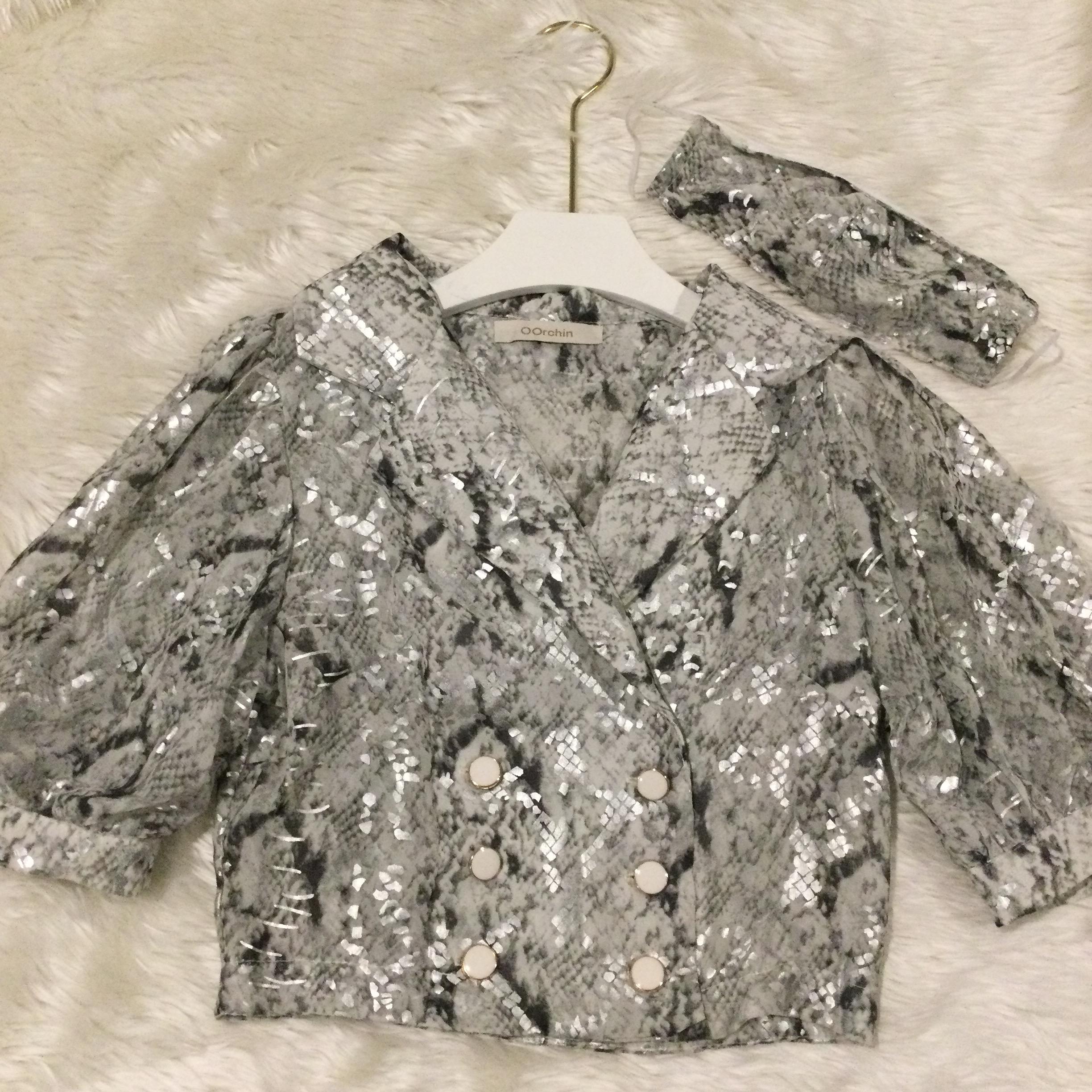 เสื้อเบลเซอร์ทรงครอปแขนพอง ผ้าชีฟองลายงู