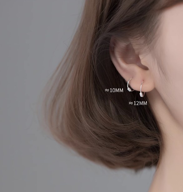 “เช็คสินค้าทัก line ก่อนโอนนะคะ”ต่างหูสำหรับผิวแพ้ง่าย เงินแท้ 92.5% ห่วงเรียบ Tiny Hoop_ES232