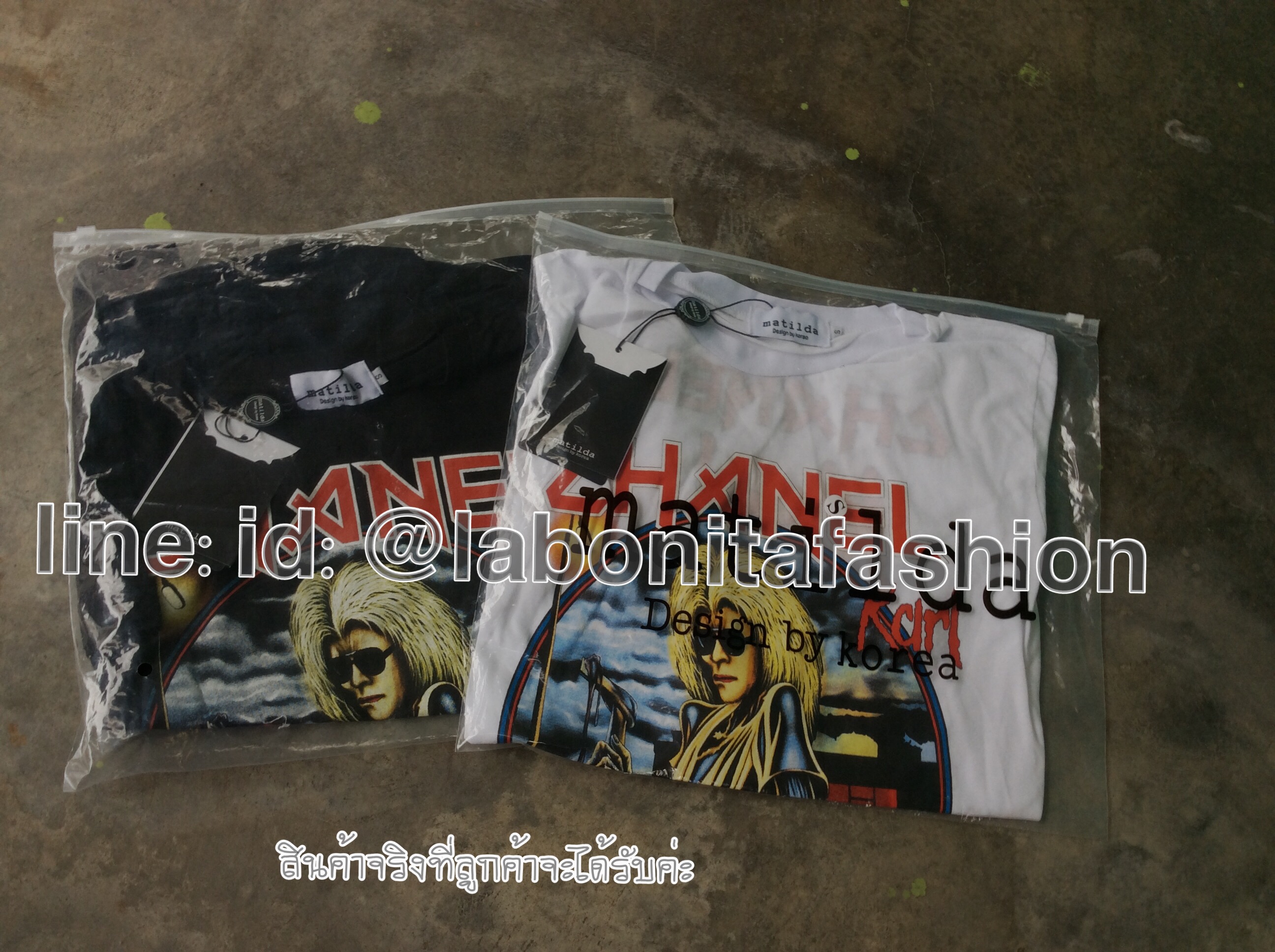 พบกับเสื้อยืดแขนสั้นแต่งคอกลม ดีไซน์สวยเท่ห์ ด้านหน้าและด้านหลังโดดเด่นด้วยงานสกรีนลายในตัวค่ะ เก๋ไก๋มากมายค่ะ เนื้อผ้าดีงาม สวมใส่ง่ายสบายๆในวันเบาเบาค่ะ