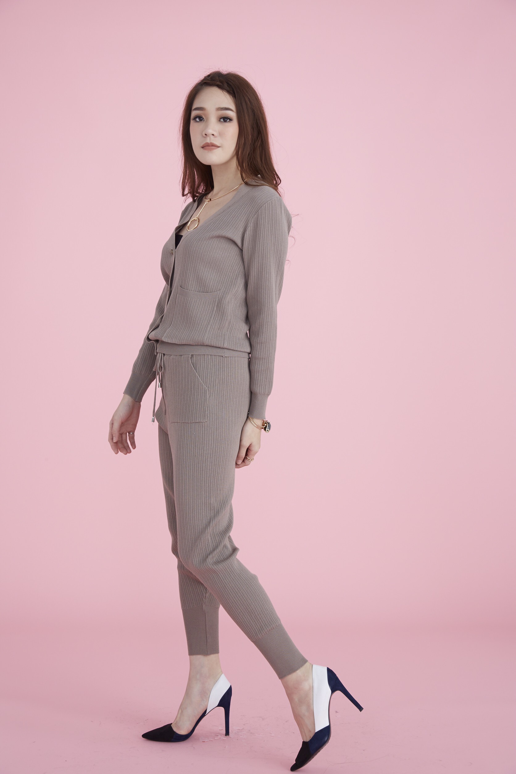 ผ้าทอknit เนื้อผ้าวิ้งๆในตัว ทรงสวยมากๆค่ะ กางเกงมี้ชือกผูกเอว ทรงขาจั้มค่ะ เรียบหรูแต่มี