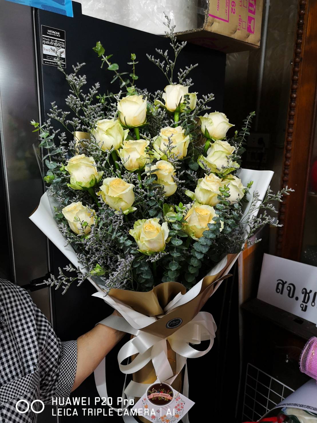 ช่อดอกกุหลาบสีครีม ห่อด้วยกระดาษสีขาวทอง ทรงสูง