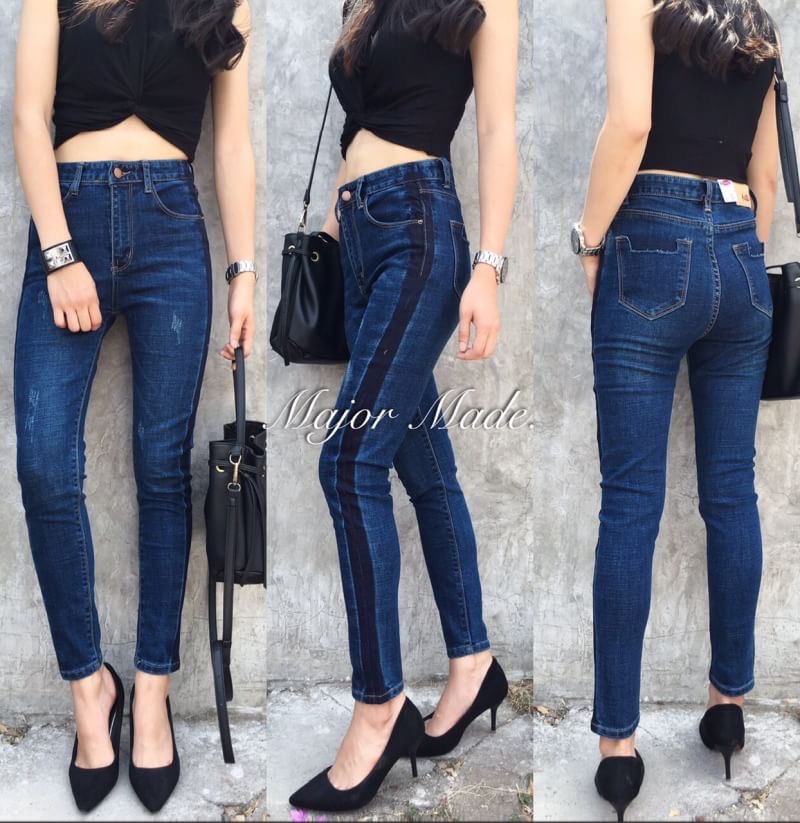 กางเกงยีนส์ขายาวสีเข้ม ทรงskinny ผ้ายีนส์ยืดเนื้อหนา ฟอกสีสวย แนวเซอร์ๆ ดีไซร้แต่งแถบข้างสีเข้ม เก๋มากๆ