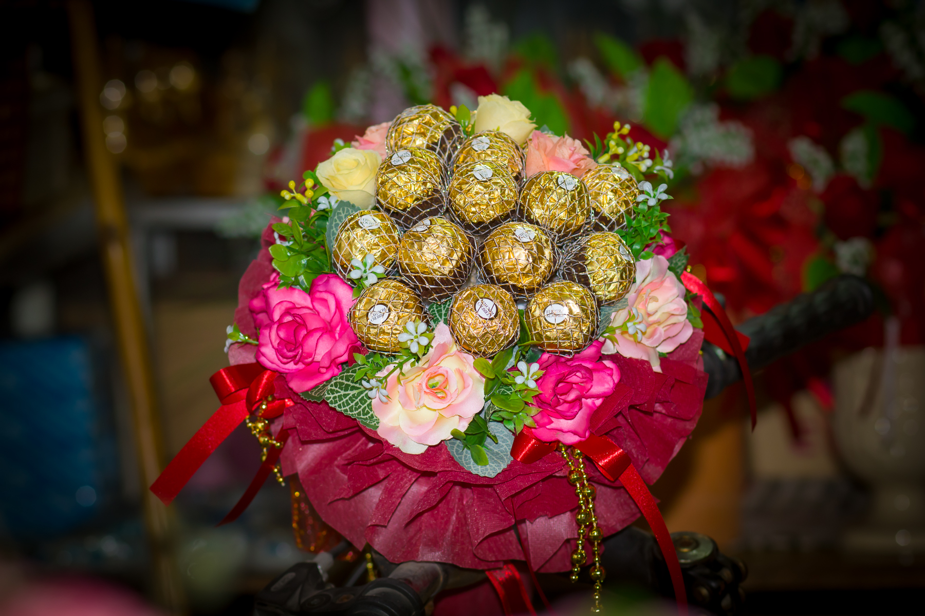 ช่อเฟอเรโร่ (Ferrero Rocher) 15 ลูก ดอกกุหลาบสีชมพูหวาน กระดาษสีแดง ต้อนรับเทศกาลวันวาเลนไทน์