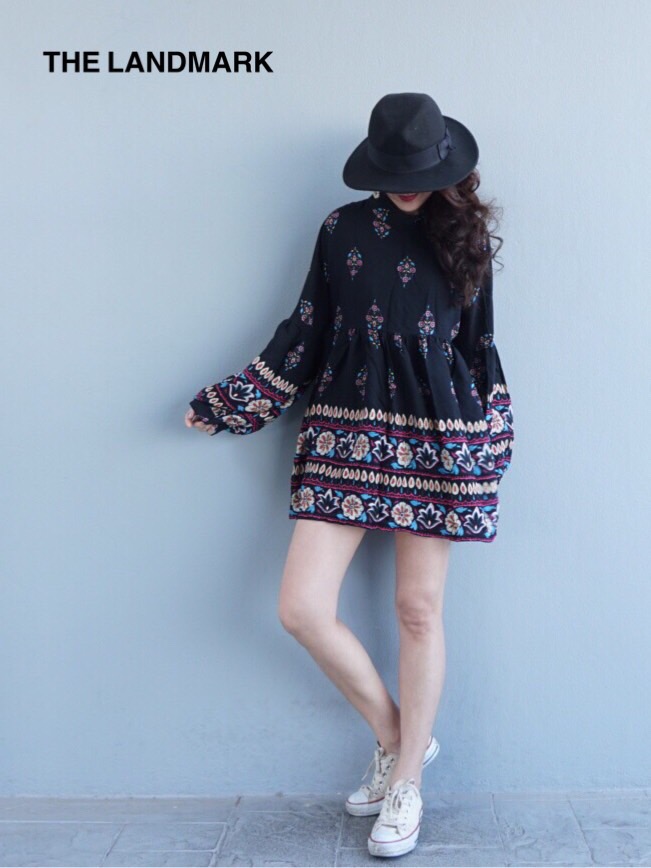 เดรสสั้นผ้าสปันเล่นเชิงผ้าเก๋ๆที่แขนกับช่ายกระโปรงผ้านิ่มใส่สบาย บอกเลยทรงนี้ใส่ได้2ด้านเลยจร้า ใส่แบบไหนก็เริ่ดนะคร้า