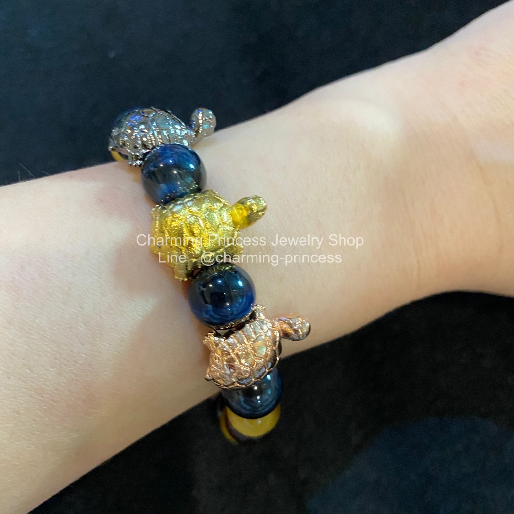 สร้อยข้อมือหินตาเสือ ร้อยพร้อมพญาเต่าเรือนล้าน สามกษัตริย์ ฐานุตตโม วัดโตนด นครราชสีมา สีลงดำ เครื่องรางของขลัง โชคลาภ ดูดทรัพย์ มีรูร้อยเป็นแหวนหรือสร้อยข้อมือได้ค่ะ ทุกชิ้นมีตัวเลขแกะประจำองค์อยู่ด้านหลัง