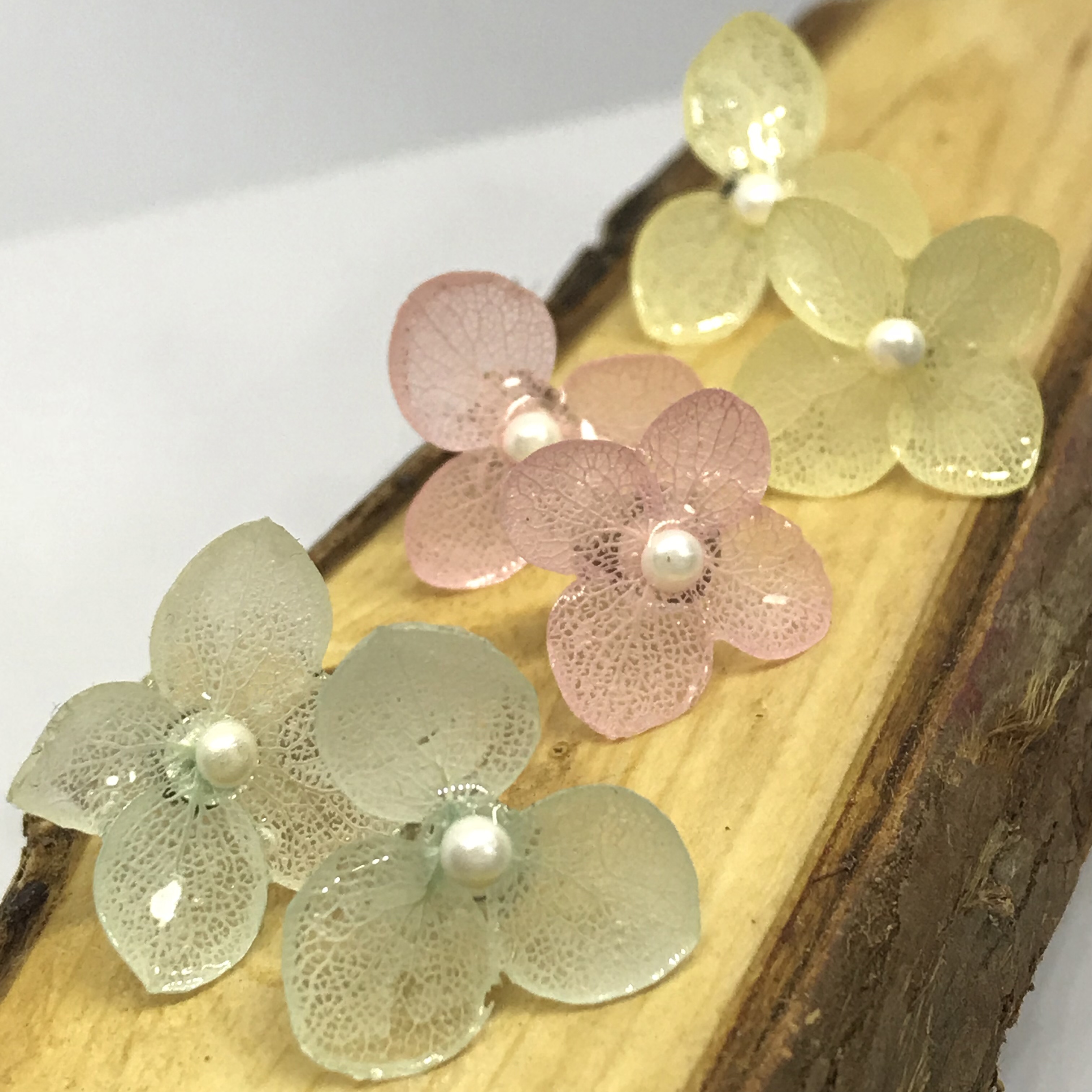 Hydrangea ear stud