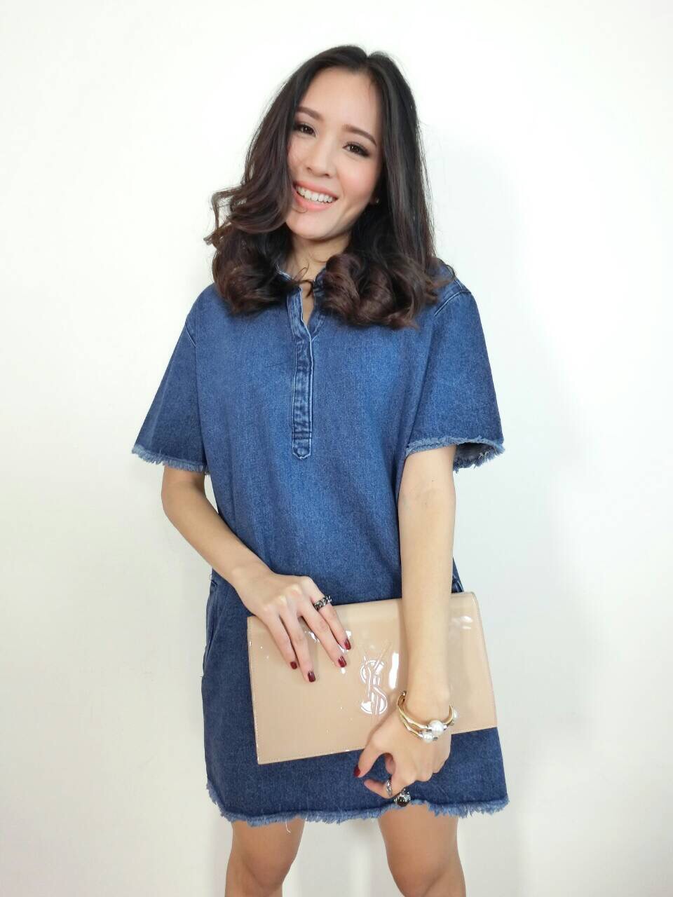 Nanda Denim Dress เดรสผ้ายีนต์เนื้อขึ้นรูป ทรงoversize ตอนนี้เกาหลีกำลังฮิตมากๆค่ะทรงนี้ ใส่สวย-สบาย-ง่ายตัวเดียวอยู่