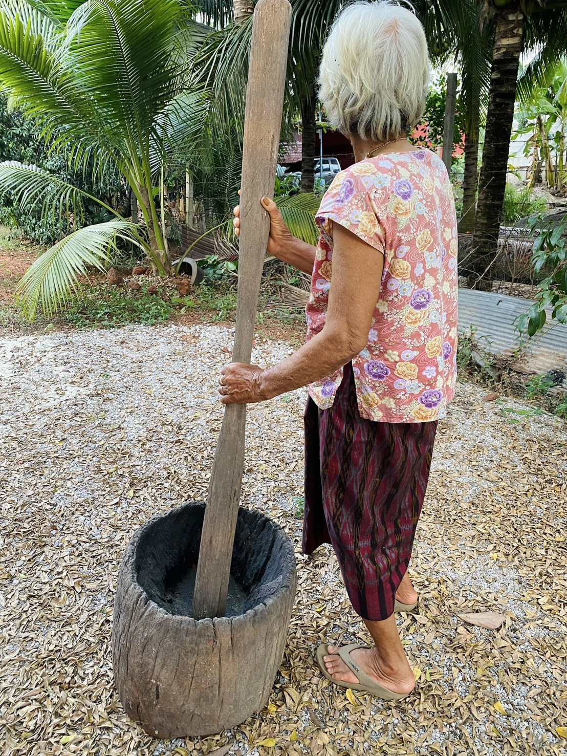 ครกตำข้าว ไม้แกะ ครกตำข้าวโบราณ สูงราว150ซม