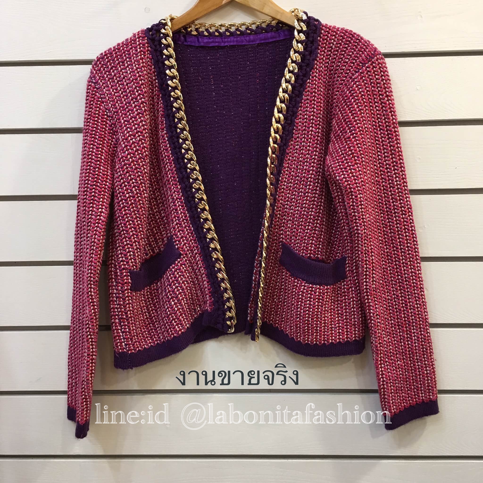 เสื้อคลุมไหมพรมสไตล์CHANEL ขอบโซ่อะไหล่สีทองอย่างดี งานสวยมากๆ ใส่แล้วเกิด สะดุดตาแน่นอนค่า ห้ามพลาดเลยน้า