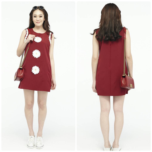 เดรสตัวสั้นผ้าสัมผัสนุ่ม ปักดอก daisyด้านหน้าและขอบแขนค่ะ ตัวนี้ใส่ง่าย สดใสมากค่ะ