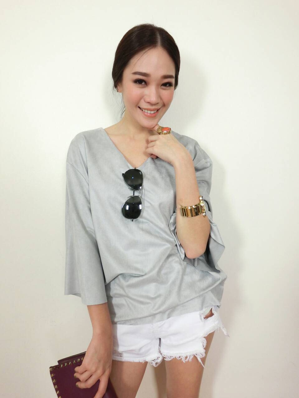 เสื้อคอวีทรงoversize ผ้าหนังกลับเนื้อนุ่มมาก ผ้าทิ้งตัวสวยค่ะ