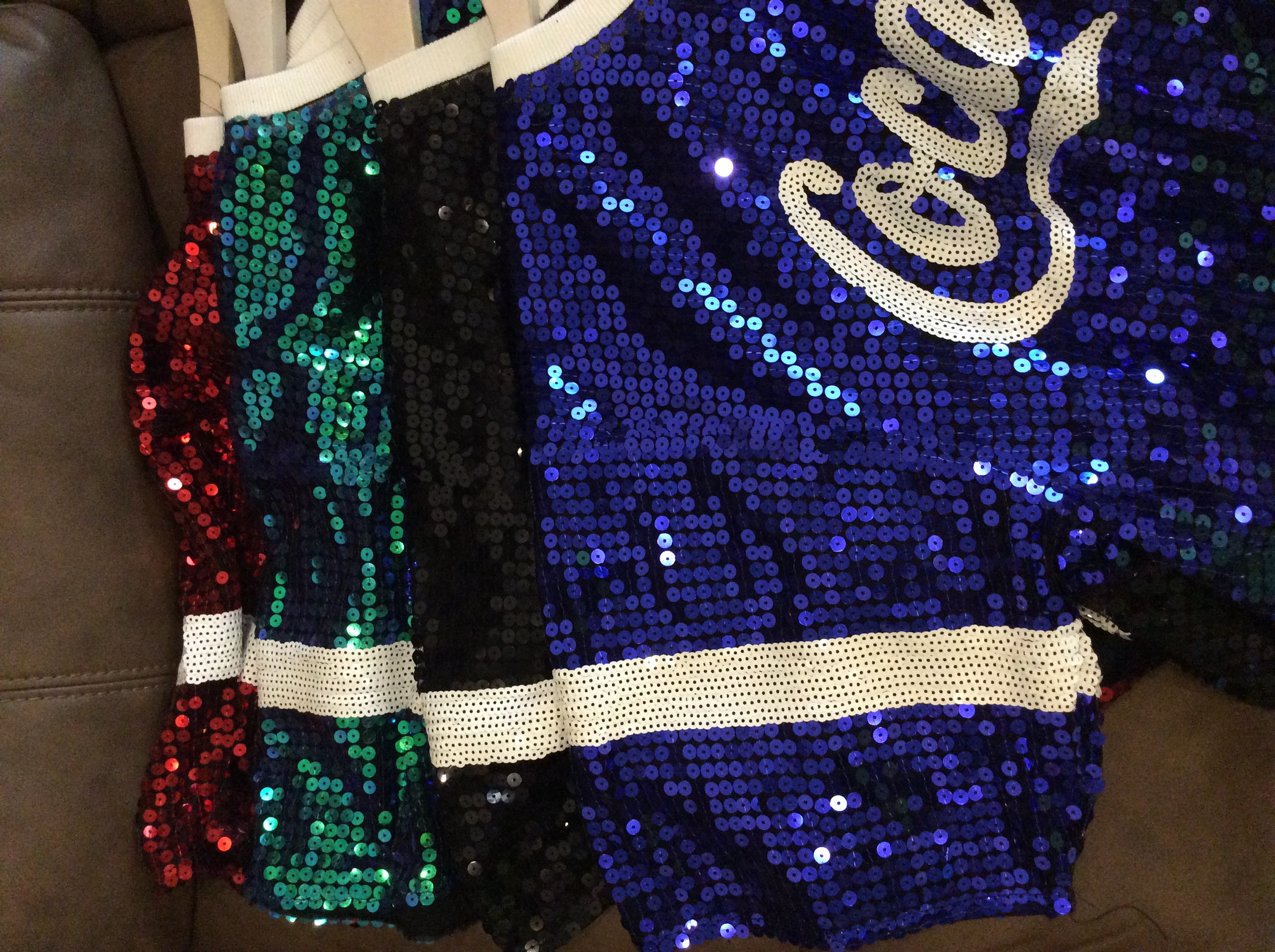 KOREA ITEM COCA COLA TOP สินค้าพร้อมส่งจร้า ห้ามพลาดเลยน่ะค่ะสาวๆ สำหรับเสื้อรุ่นนี้ แม่ค้าช๊อปปชอบ เสื้อวิ๊ง Coca Cola งานปักแน่นๆ ปราณีตสุดเลยจร้า แมทซ์กับ อะไรก็เริสคร้า แม่ค้าการันตรีเลยยย เหมาะกับสาวๆทุกไซค์เลย น่ะค่ะ