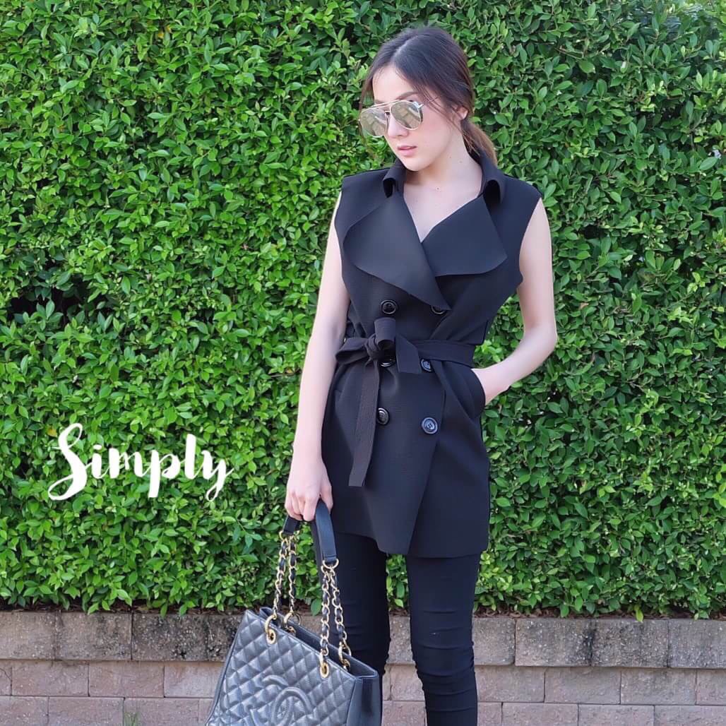 New in... Blazer กระดุม กระเป๋า 2 ข้าง เนื้อผ้าดี สวยมากๆค่ะ มีน้ำหนัก อยู่ทรง พร้อมผ้าคาดเอว ใส่กับเลกกิ้ง หรือใส่ตัวเดียวเป็นเดรสก็ได้นะคะ รับประกันงานสวยสุดๆ เลยคร้า^^