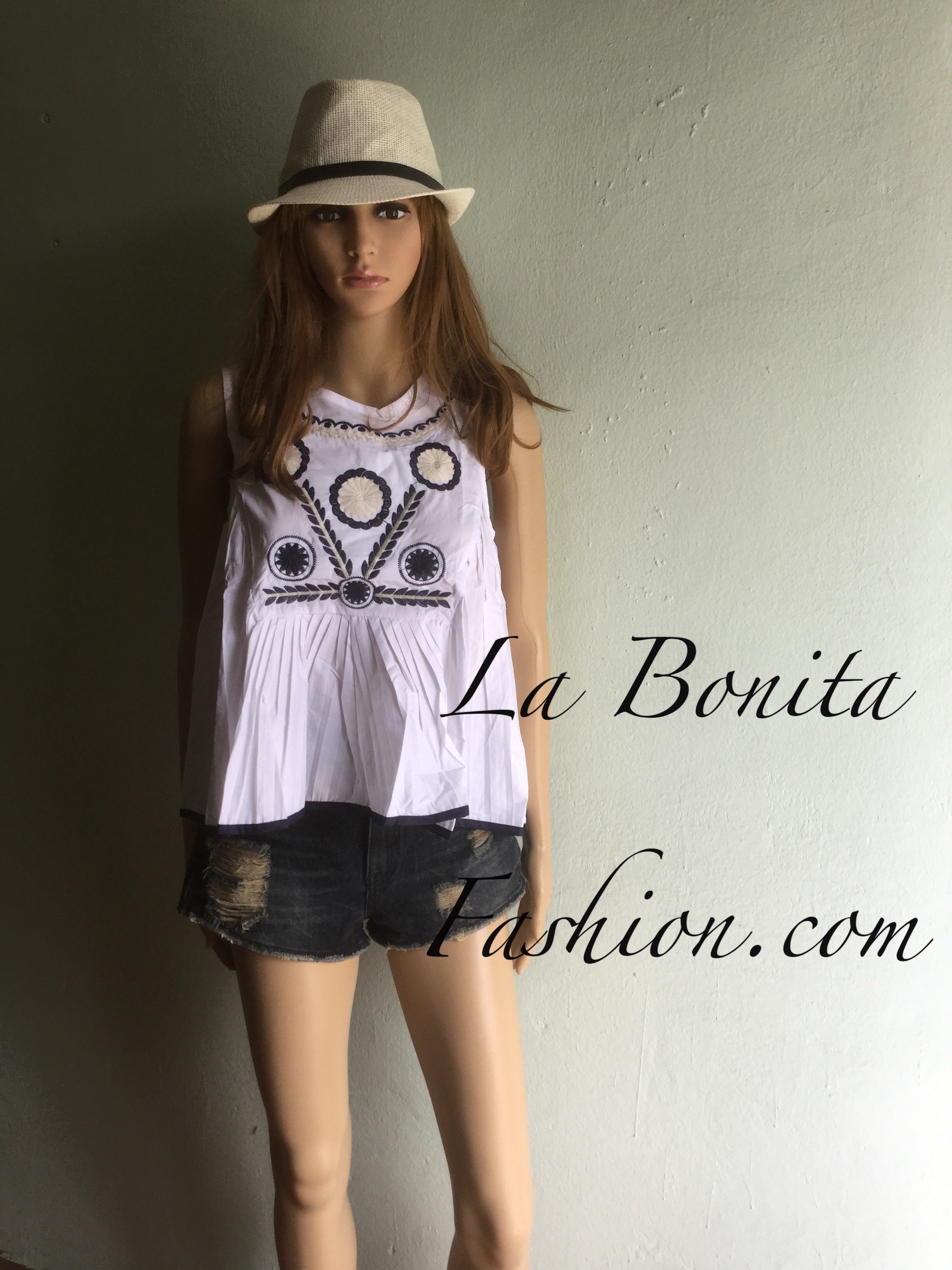 New!! เสื้อแขนกุดสีขาวทรงน่ารัก ลายปักสวยแน่น ผ้าCotton เนื้อดีมากค่ะ ใส่กับขาสั้นน่ารักค่ะ