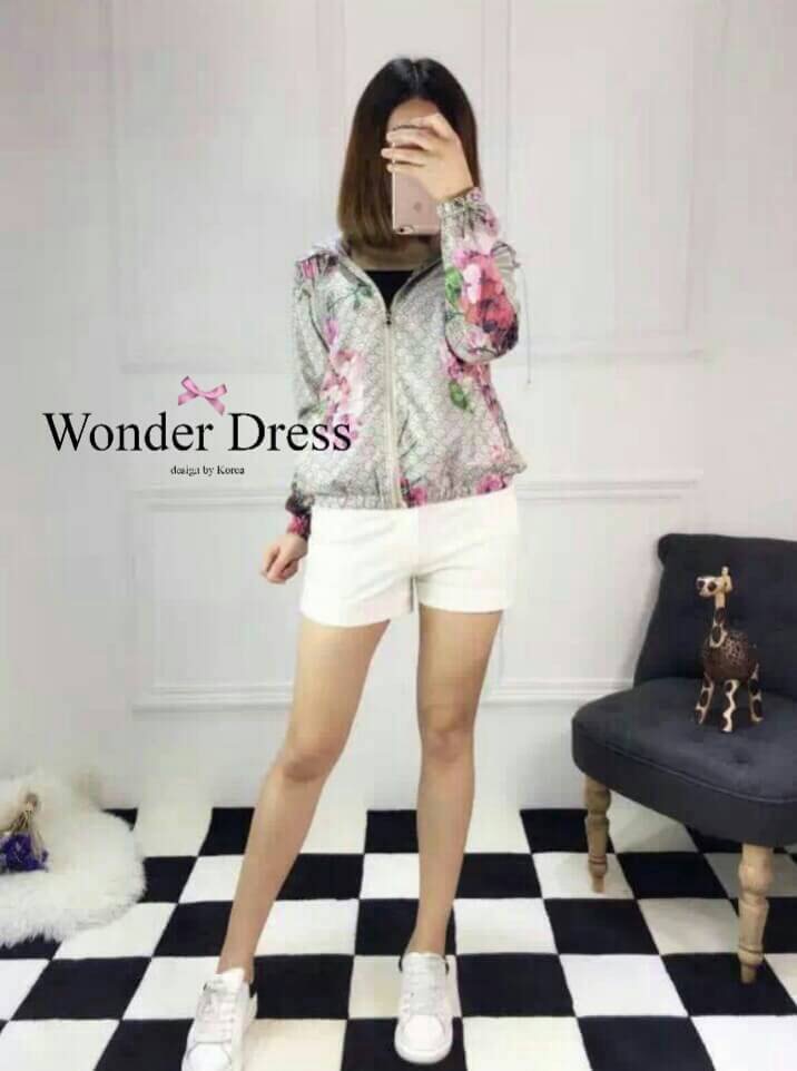 เสื้อแจ๊คเก๊ตลายเอกลักษณ์แบรนด์ Gucci เนื้อผ้าคุณ ภาพที่ทางร้านคัดสรรค์มาเป็นพิเศษจร้า พิมพ์ลายคมชัด แต่งดีเทลต่อฮู๊ดด้านหลัง งานสวยมากค่ะ แมทซ์ได้กับทุก ชุดเลยน่ะค่ะ