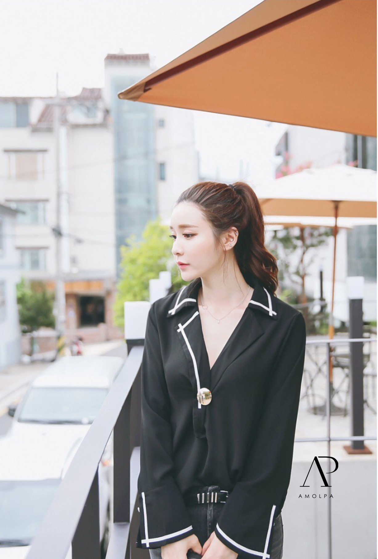 เสื้อเชิ้ตสไตล์เก๋ ที่คู่ควรกับคุณๆ ดีไซต์แขนบาน ปลายแขนปักหมุดอะไหล่สีเงินอย่างดี เนื้อผ้าชีฟองผ้าเนื้อละเอียด ลื่น มีน้ำหนัก ปลายแขนบานผ่า เดินริบบิ้นสีตัด ประดับกระดุมเม็ดใหญ่ สวยเก๋ใส่ง่าย ใส่สบายมากๆ รับรองตัวนี้ไม่ผิดหวัง จัดเลยจ้าา