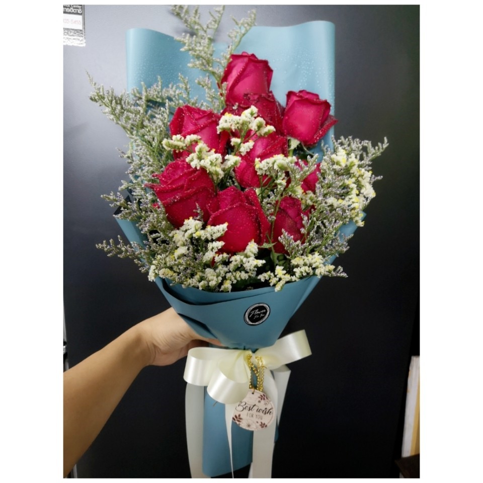 ช่อดอกกุหลาบสีแดง 9 ดอก ทรงสูง