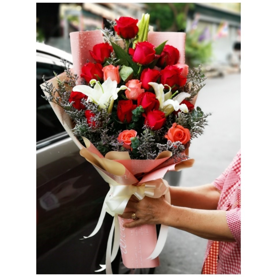ช่อดอกกุหลาบสีแดง แซมดอกลิลลี่ขาว