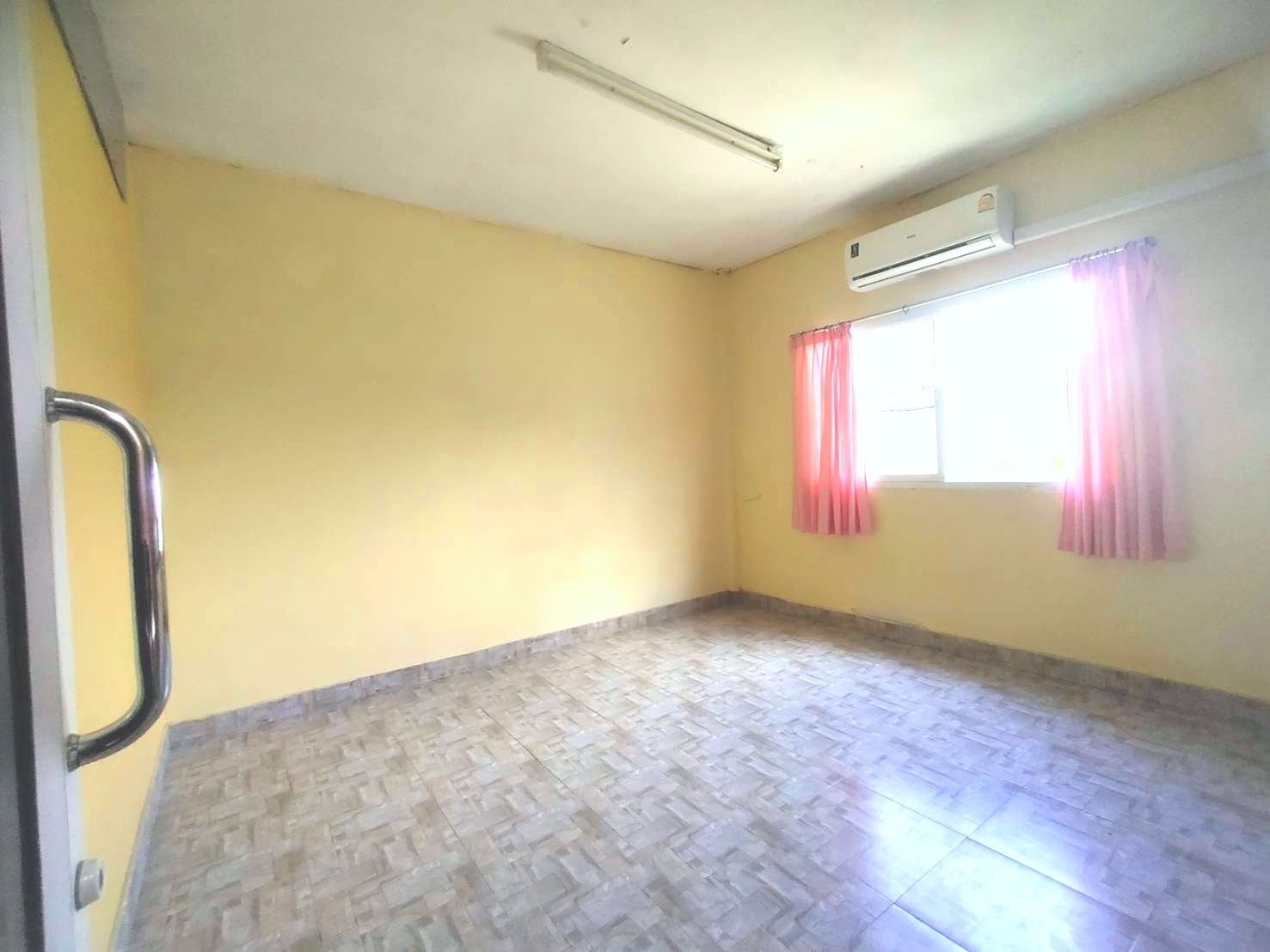 ทาวน์เฮ้าส์ 2 ชั้น มหาชัย ถ.เดิมบาง สถานีรถไฟคลองจาก ถ.พระราม 2 เมืองสมุทรสาคร ขายถูก 19.8 ตร.ว. ทำเลใจกลางเมืองมหาชัย