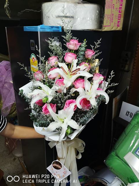 ช่อดอกกุหลาบสีชมพูแซมดอกลิลลี่ มอบให้แฟน แทนความคิดถึง