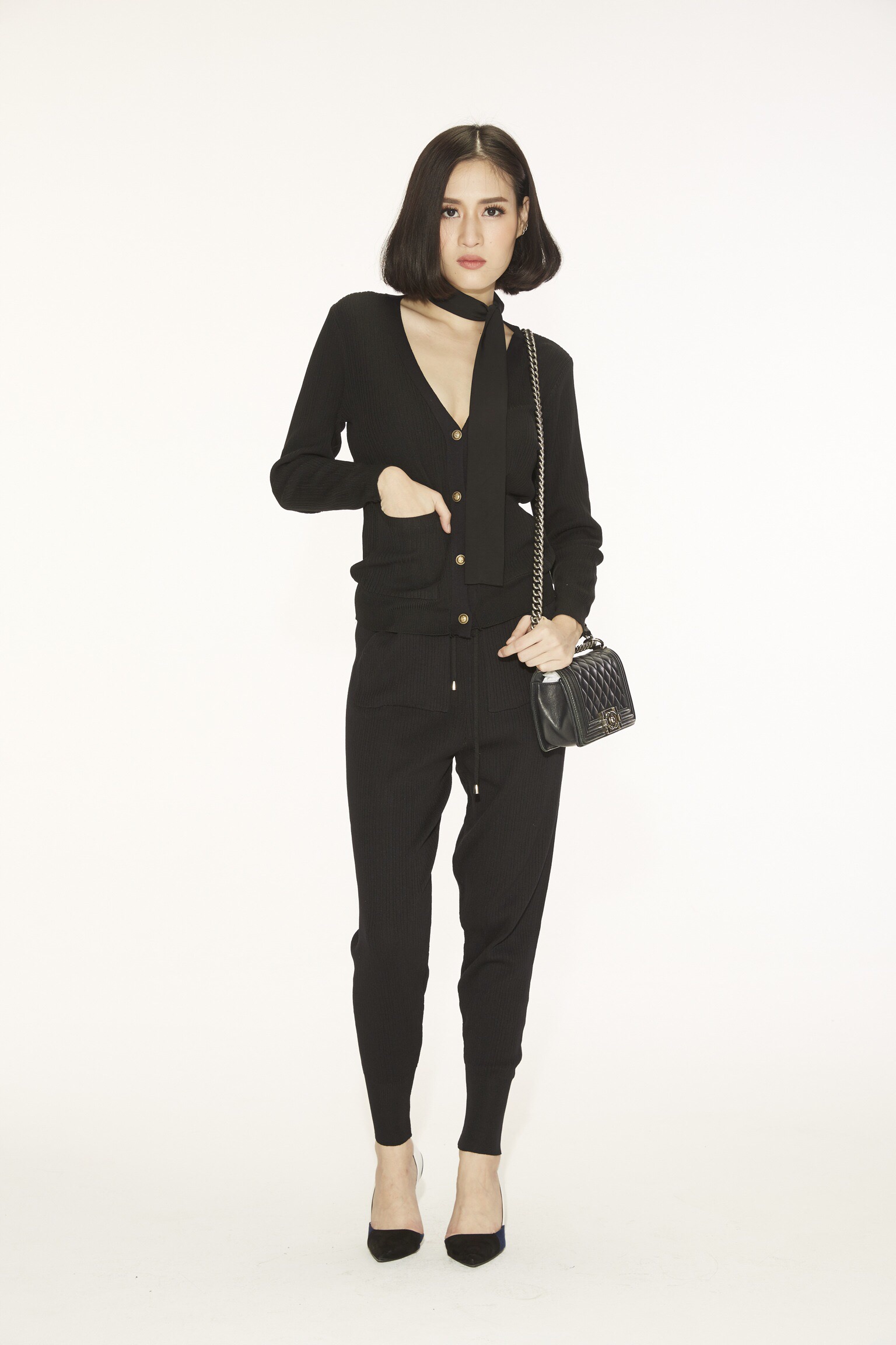 เซ็ททอknit ผ้าขึ้นลายในตัว ทรงสวยมากกกกค่ะ เสื้อสามารถใส่เป็นเสื้อคลุมได้ค่ะ กางเกงมีเอวผูก จั้มขาค่ะ Setนี้ใครได้ไป บอกเลยว่าคุ้มจริงไรจริงนะคะ ัเสื้อและกางเกงสามารถนำไปแมทกับเสื้เป้าแบบอื่นได้อีก เสื้อสามารถนำมาใส่เป็นเสื้อคลุมได้ บอกได้คำเดียวว่าคุ้มค่