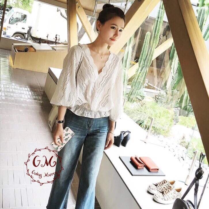 เสื้อผ้าป่าน คอวี งานฉลุทั้งตัว จั๊มเอวและปลายแขน งานสไตล์เกาหลี แมทได้หลายสไตล์ค่ะ ใส่ไปชิวๆ เก๋ๆ รับลมร้อนกันค่ะ