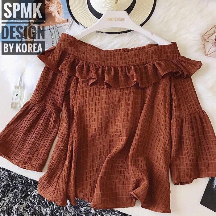 BRAND: SPMK เสื้อเกาหลีทรงน่ารัก เปิดไหล่คอระบาย เนื้อผ้าพริ้วใส่สบายไม่อึดอัด มีลายในตัว ช่วงไหล่ขยายได้ด้านหลังจับสม๊อก ผ้าดี เนื้อนุ่ม