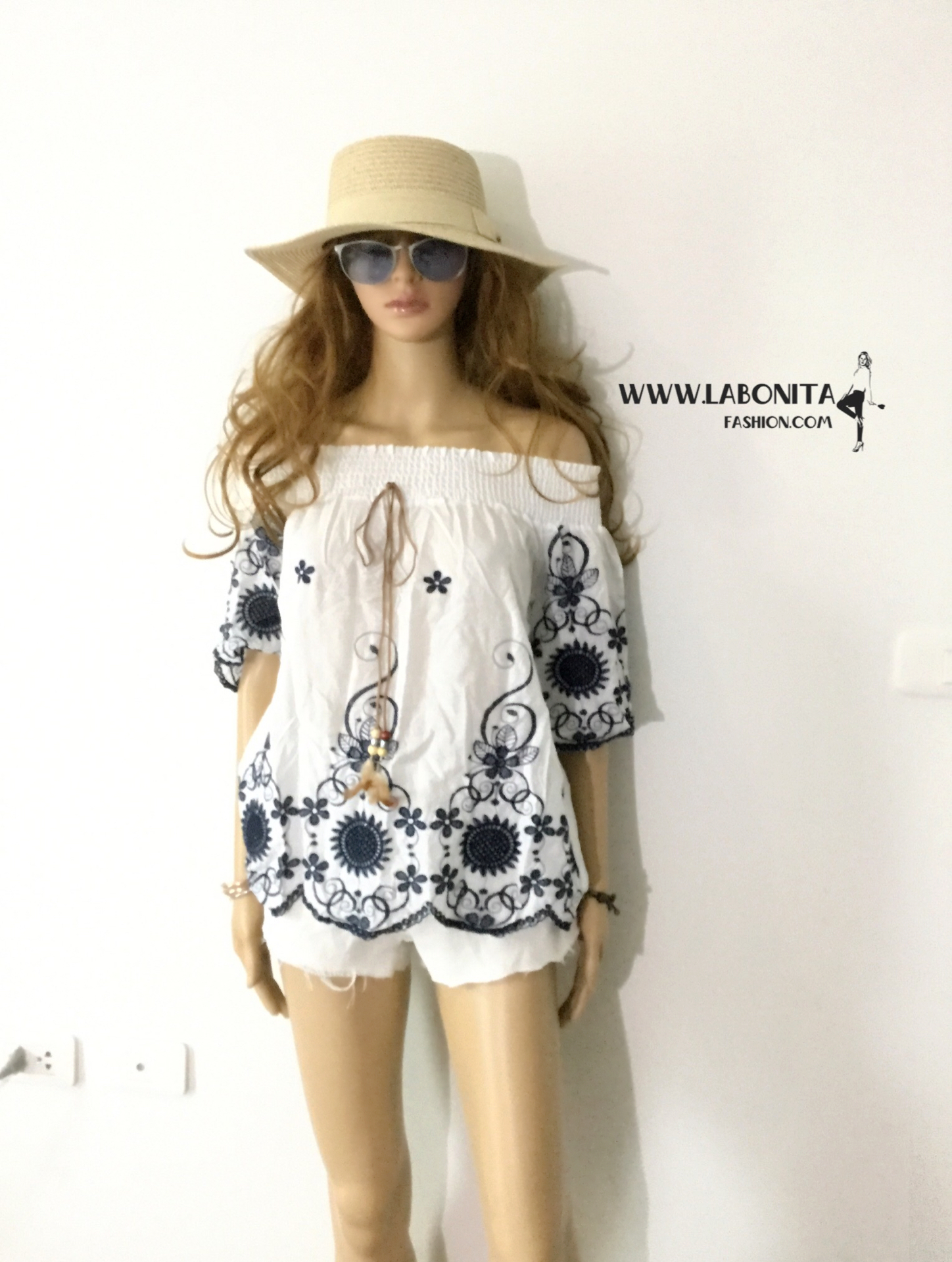 เสื้อขาวปักลาย เสื้อทรงปาดไหล่