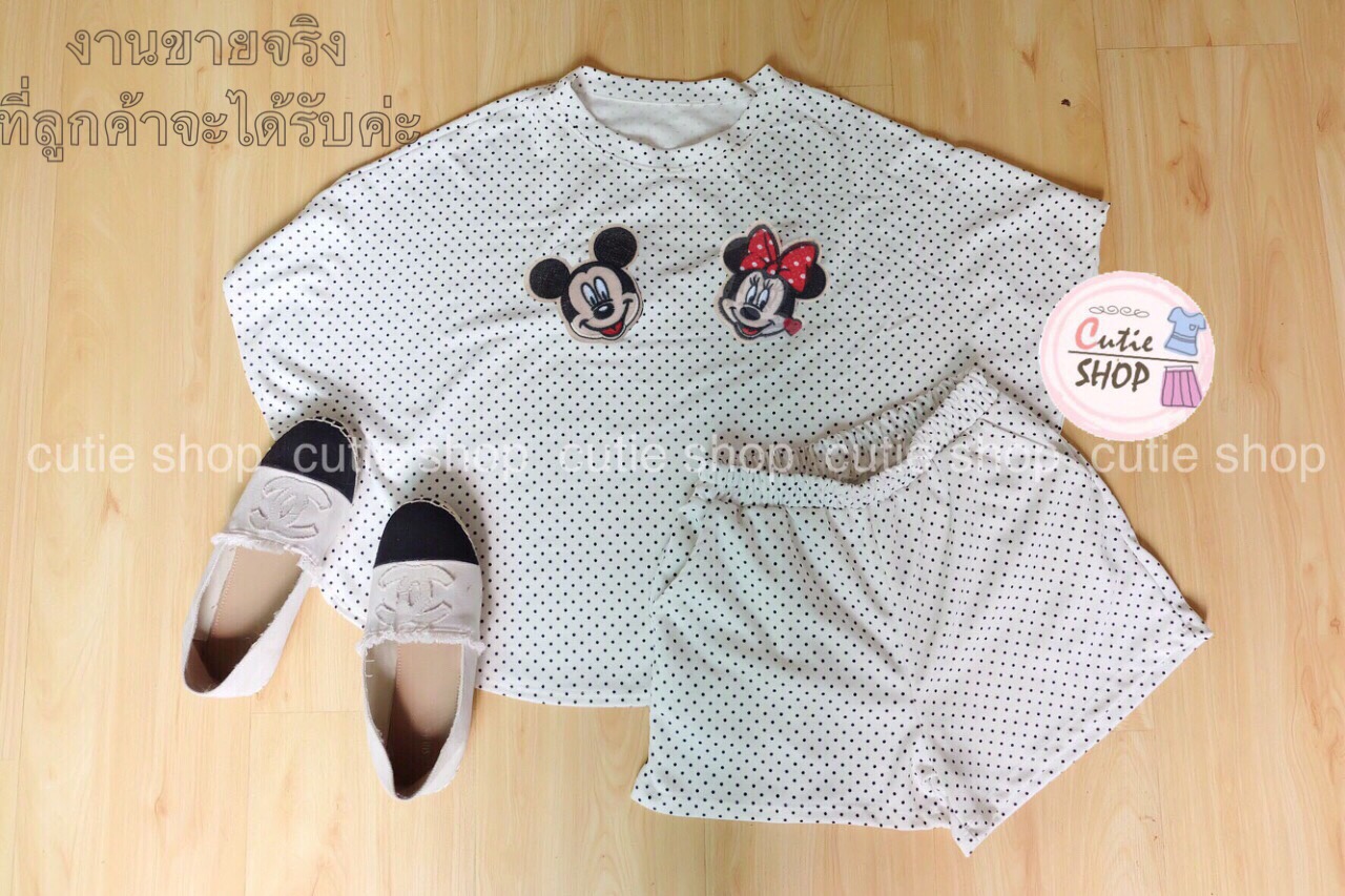 เซ็ตกางเกงขาสั้น มาพร้อมเสื้อทรงค้างคาวลายจุด ติดอาร์มมิกกี้&มินนี่