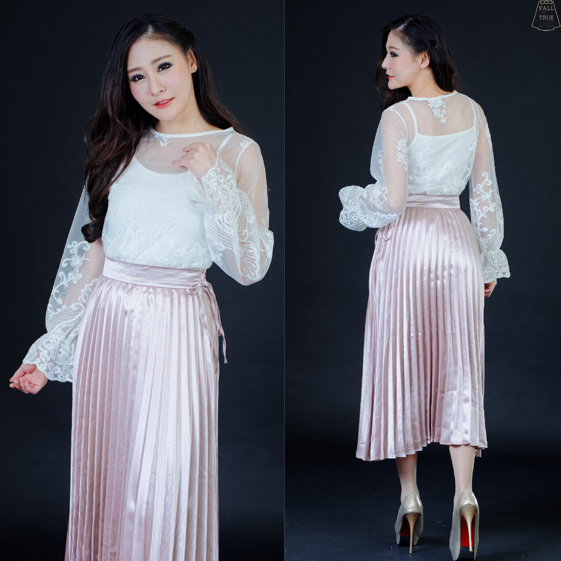 กระโปรงพลีทผ้าไหมเครปซาตินเนื้อดีทรงตรงความยาว 4 ส่วน เป็นกระโปรงทรงเอวสูง ชายกระโปรงยาวเสมอกัน แต่งซิปโลหะสีทองด้านข้าง เหมาะสำหรับใส่ออกงานได้ทั้งงานเช้า มี3 สีสวย