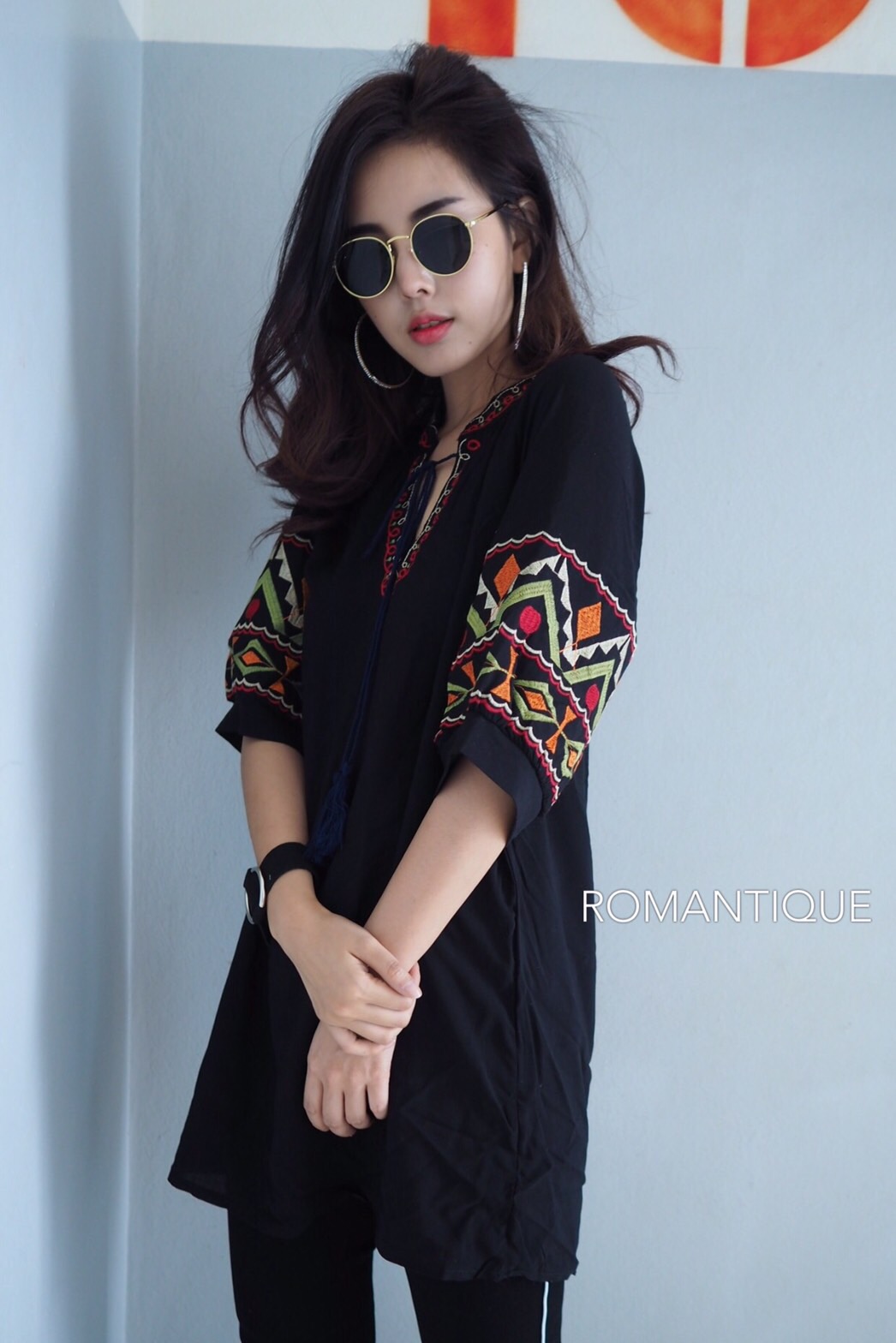 เสื้อสีดำ ตัวยาวสไตล์โบฮีเมียน คอวีผูกเชือก ช่วงแขนปักลวดลายสวยๆ