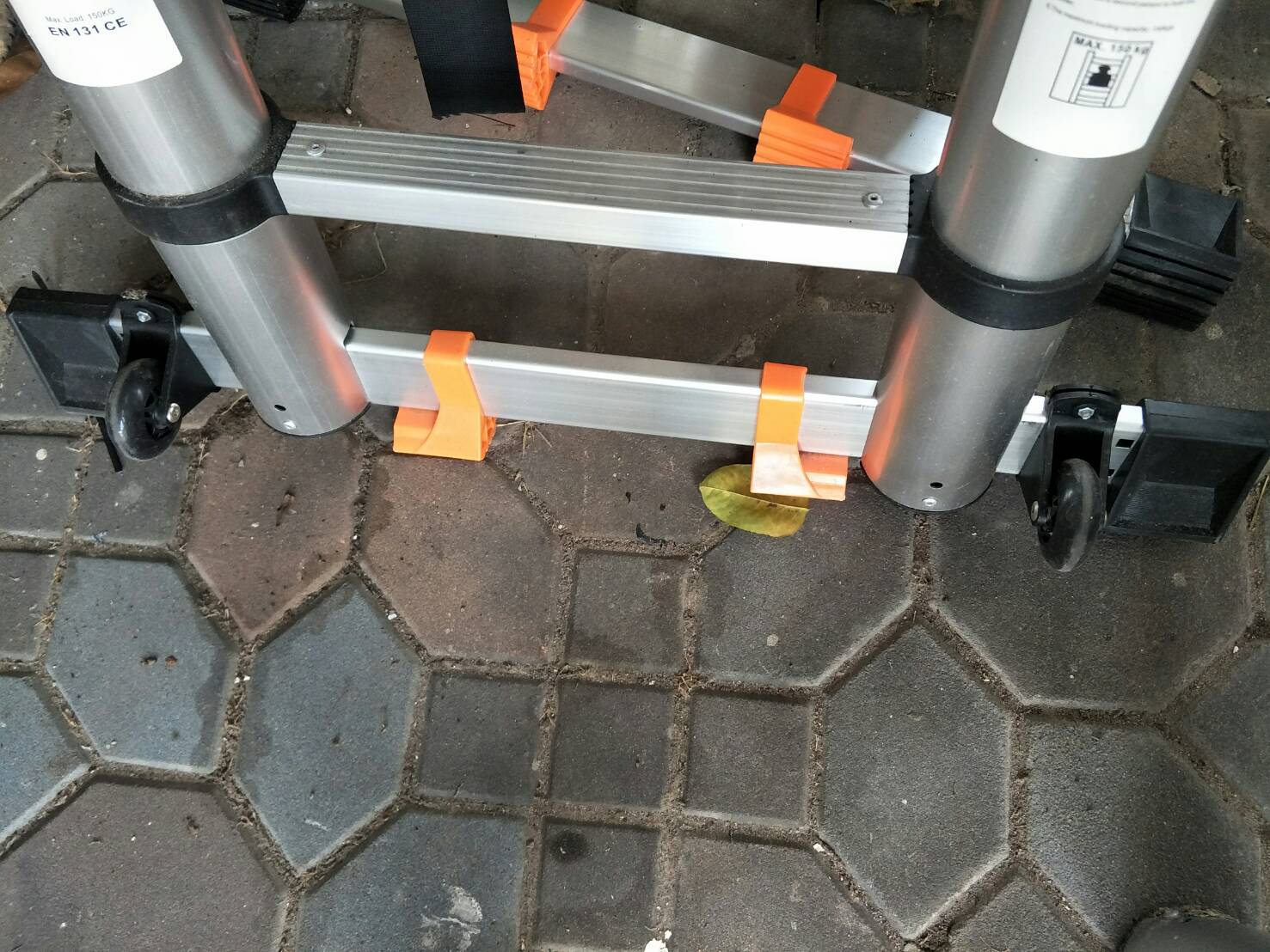 AC10 ล้อยางติดฐานบันไดพับ ขนาด 18x63 mm สำหรับลากบันได้พับ ไม่ต้องยก