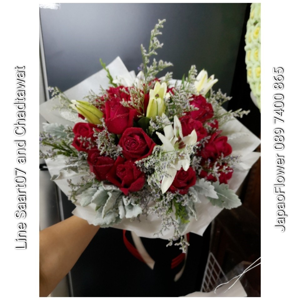 ช่อดอกกุหลาบสีแดง แซมดอกลิลลี่ขาว