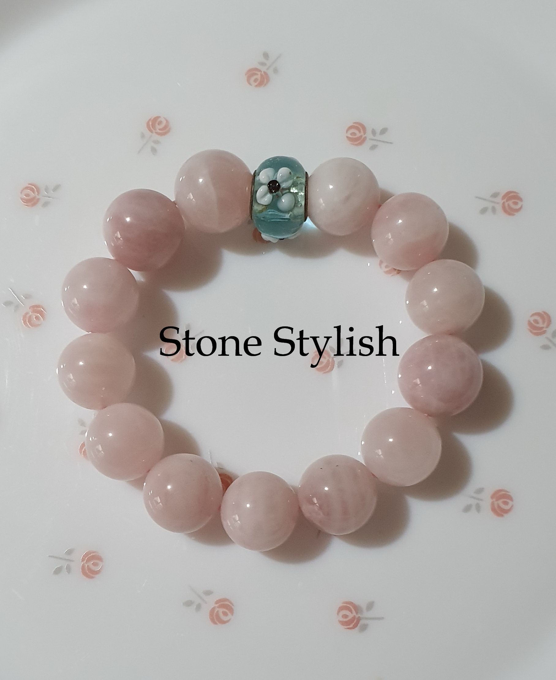 สร้อยข้อมือ โรสควอทซ์ มาดากัสการ์ (Rose Quartz) ขนาด 10 มิล แต่งหัวดอกไม้สีฟ้า