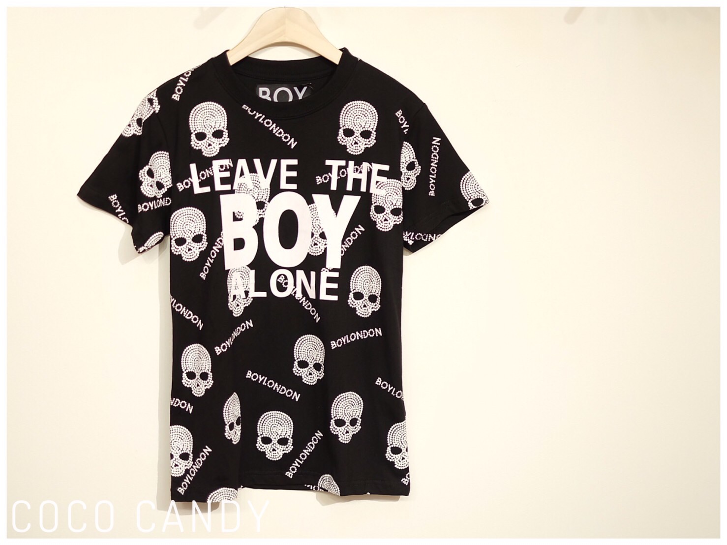 เสื้อยืดแบรนด์ BOY LONDON ลายพิมกะโหลกจุดทั่วทั้งตัว ด้านหน้าพิมคำพูด Leave The Boy Alone เนื้อผ้าคัตต้อนอย่างดีเนื้อผ้าไม่หนามากค่ะใส่สบาย สินค้างานเกรดMirror มาพร้อมป้ายคอ ป้ายกระดาษ ป้ายแคร์ ครบถ้วนค่ะ
