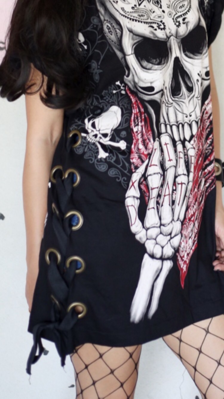 เสื้อยืดทรงOverSize กึ่งมินิเดรส สกรีน3D ลายหัวกะโหลกผูกผ้าลายโบฮีเมียนสีแดงอย่างเท่ห์ แต่งเก๋ด้วยการผ่าข้างตอกห่วงแล้วร้อยเชือกแบนผูกข้างเก๋ๆ ไม่ซ้ำใคร