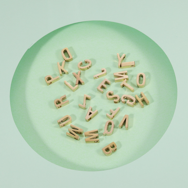 “เช็คสินค้าทัก line ก่อนโอนนะคะ” จี้ตัวอักษร A-Z สำหรับผิวแพ้ง่าย สีทอง _NT356