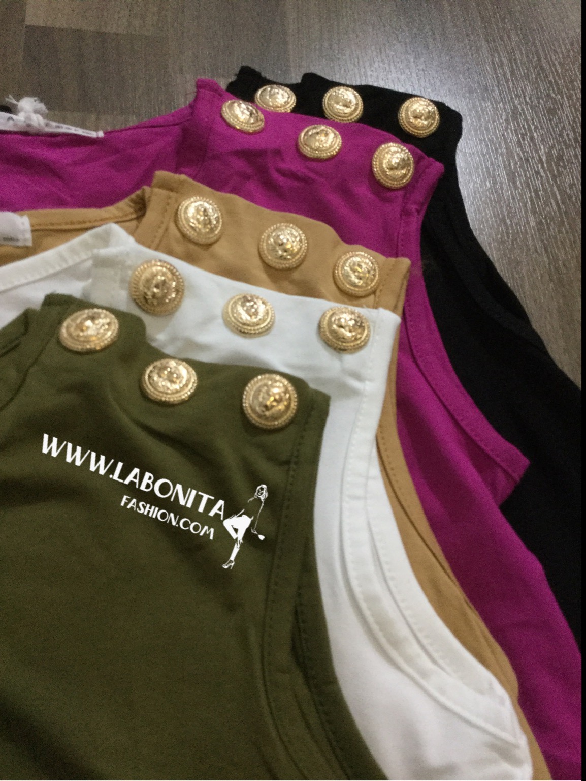 เสื้อยืดแขนกุด BALMAIN ติดกระดุมทองที่ไหล่แบบดาราใส่