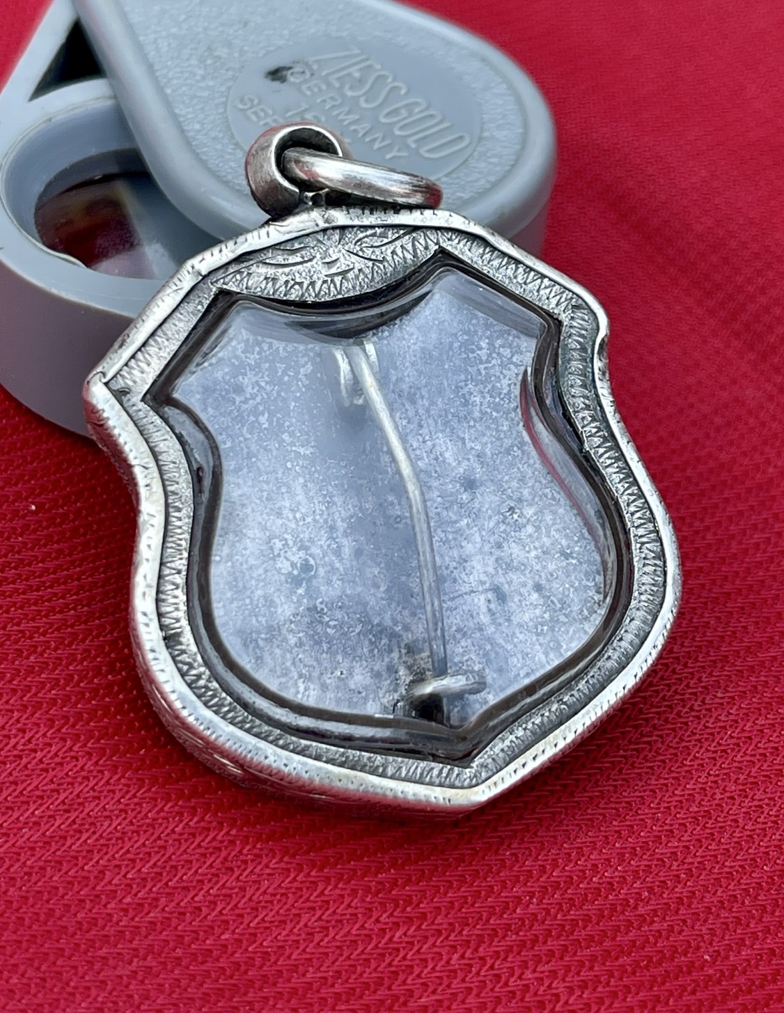 หลวงพ่อโสธร เนื้อเงินลงยาสีแดงรุ่นแรก ปี2498 บล็อก5จุด หลังเข็มกลัด