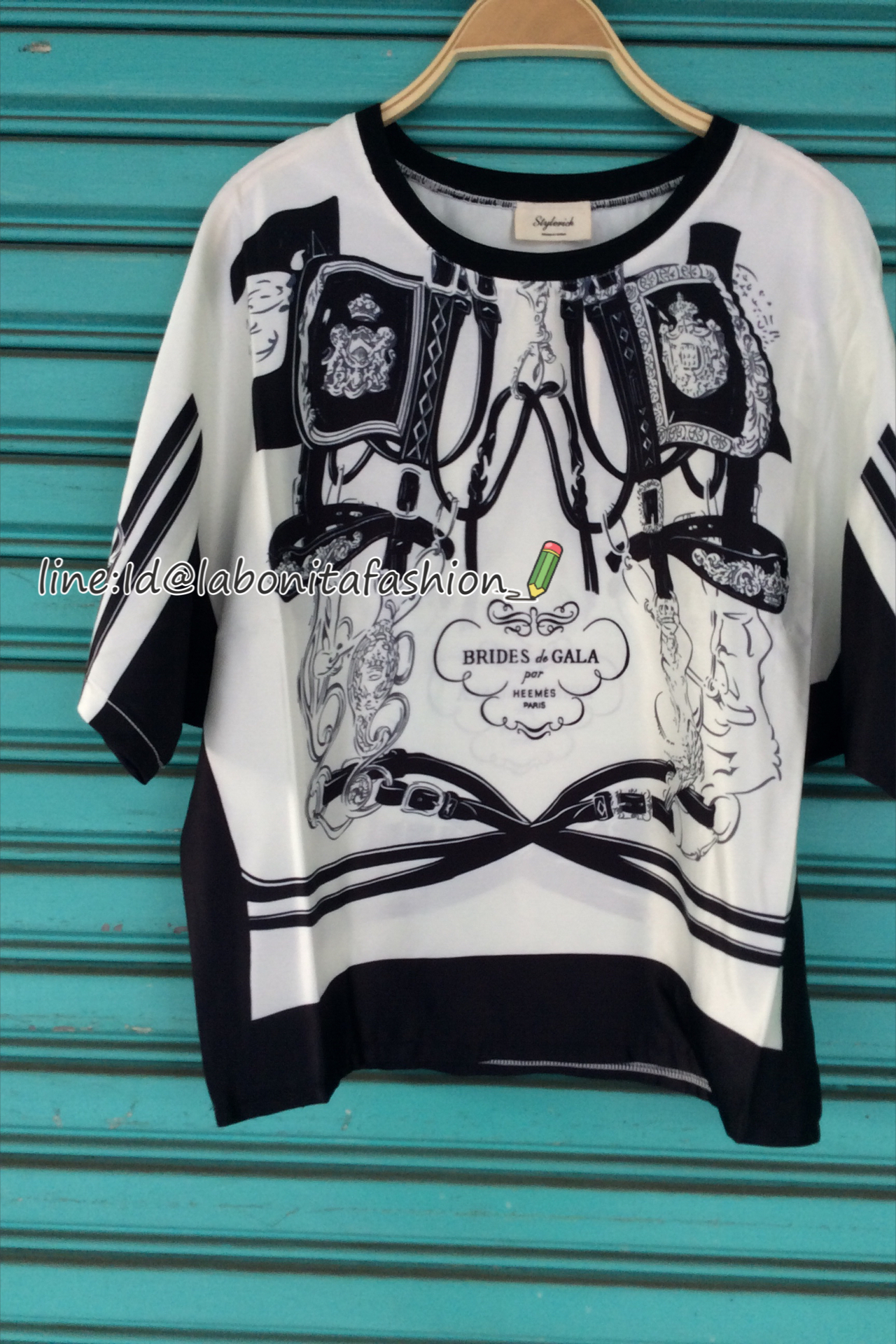 เสื้อลายกราฟฟิก สไตล์Hermes สวย หรูมากกกก เนื้อผ้าsilkนิ่ม ลื่น ใส่สบาย ลายชัด แพทเทิร์นทรงหลวม ใส่ปล่อย หรือคาดเข็มขัดก็สวยหรู ไม่อยากให้พลาดนะคะ งาน signature premium concept