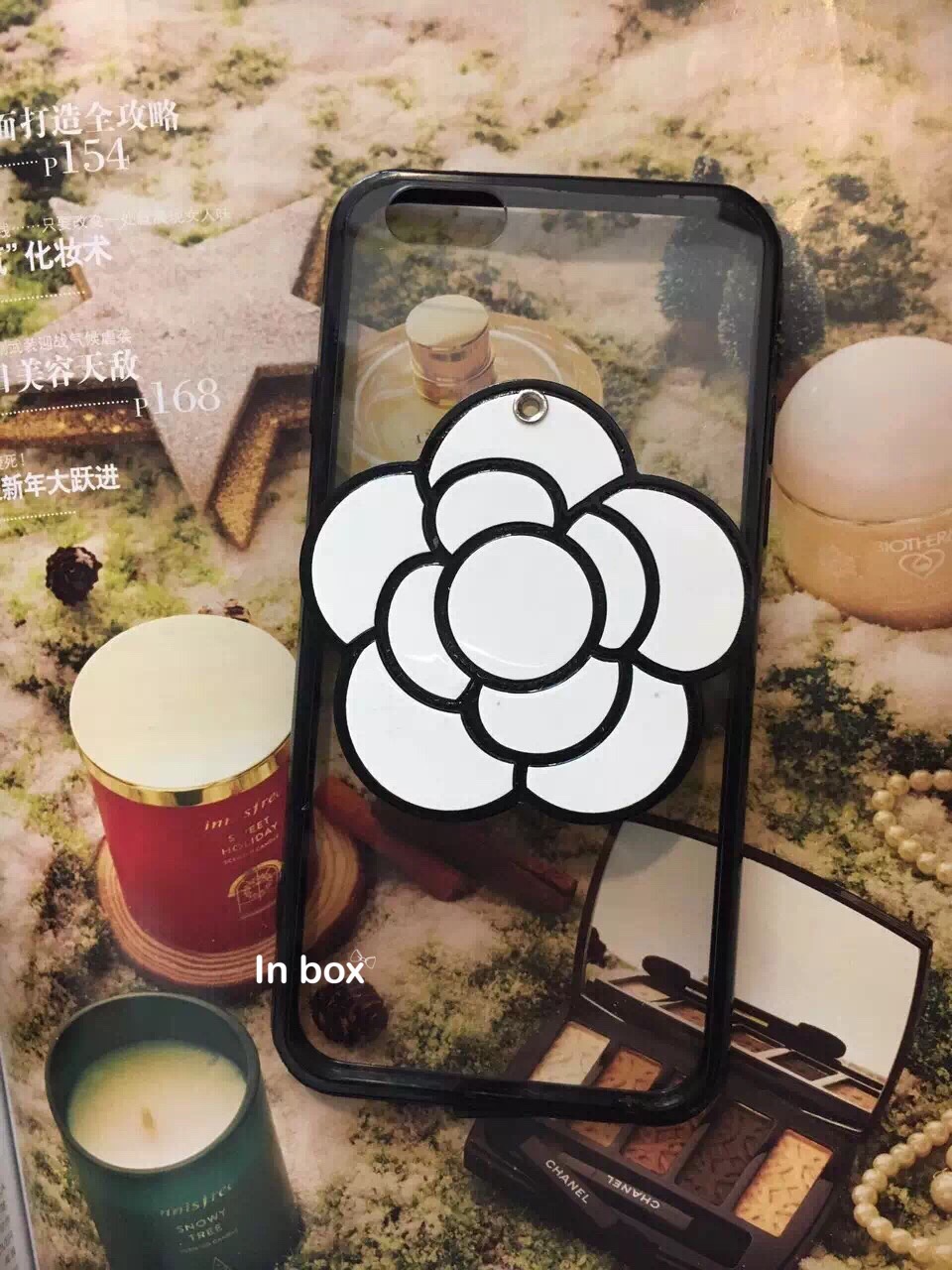 เคส i phone ลายชาแนลรุ่นใหม่ล่าสุด แต่งดอกคามิเรียตามแบบฉบับชาแนล ที่ดอกไม้มีกระจกเก๋ๆ งานสวยเว่อๆค่ะ